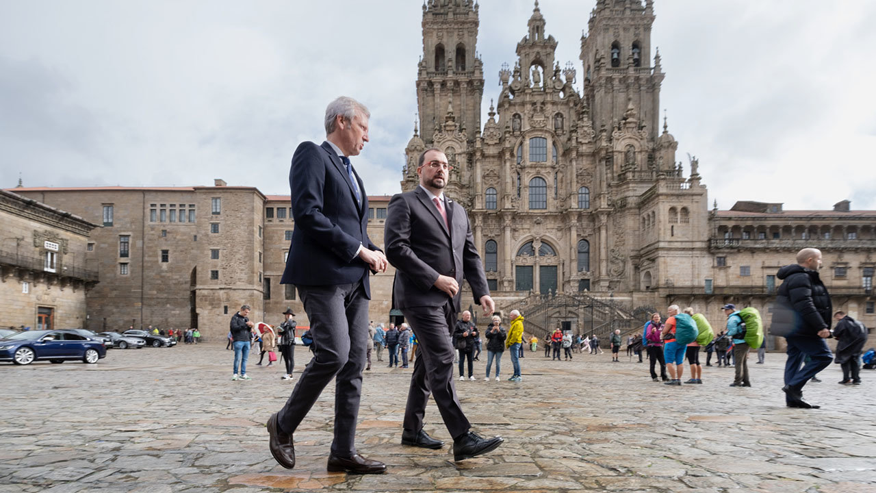O xefe do Executivo galego, Alfonso Rueda, recibe o presidente do Principado de Asturias, Adrián Barbón. Pazo de Raxoi (Santiago de Compostela), 01/01/21.