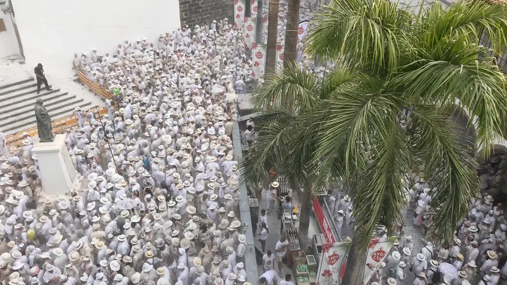 MULTITUD DE CANARIOS CELEBRANDO LA FIESTA DE LOS INDIANOS