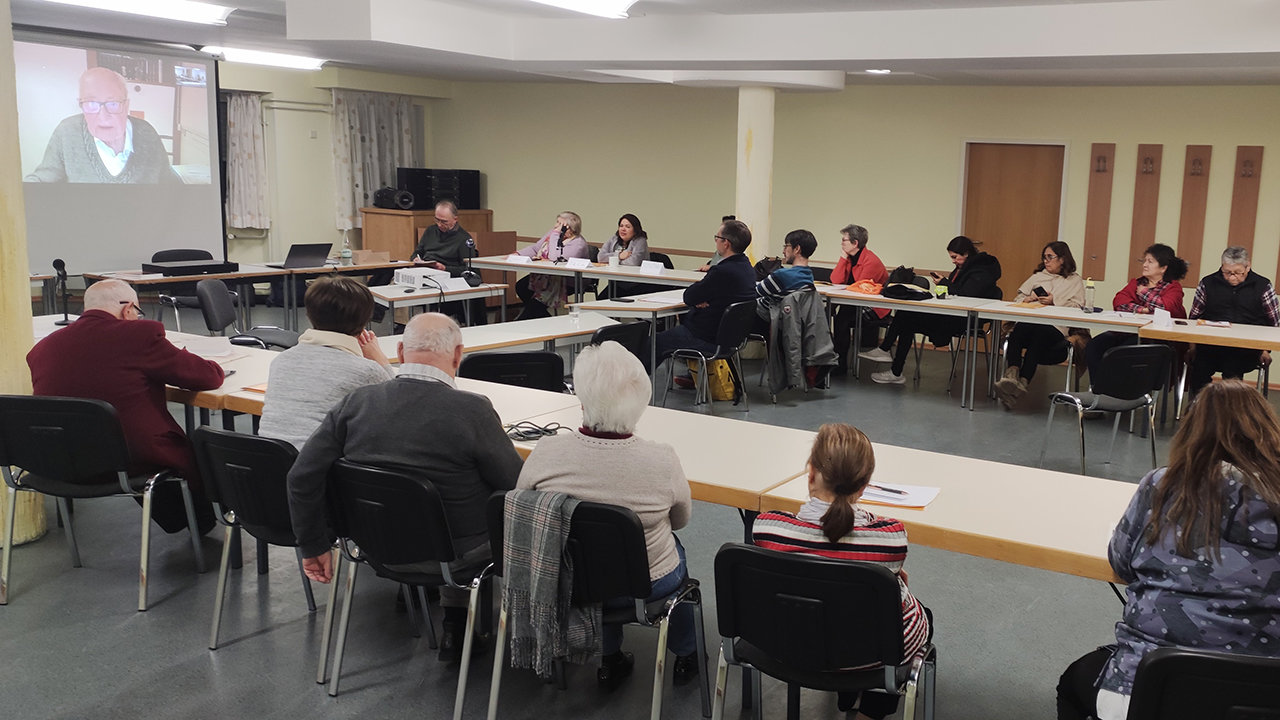 Los participantes del 1er Seminario Adentro 2023 escuchan desde Vallendar a Ramón Bayés
