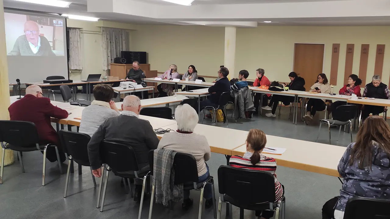 Los participantes del 1er Seminario Adentro 2023 escuchan desde Vallendar a Ramón Bayés