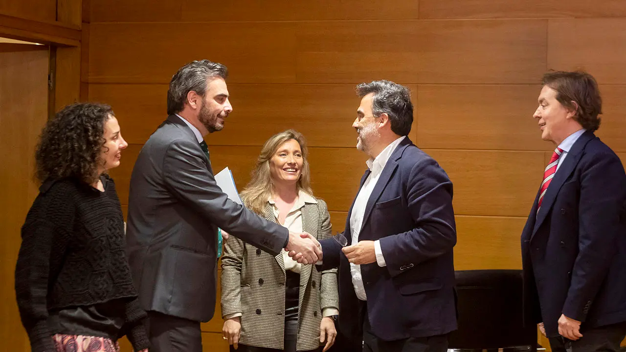 O vicepresidente segundo e conselleiro de Presidencia, Xustiza e Deportes, Diego Calvo, acompañado polo director xeral de Relacións Exteriores e coa UE, Jesús Gamallo, reunirase co director executivo de UNICEF España, José María Vera.