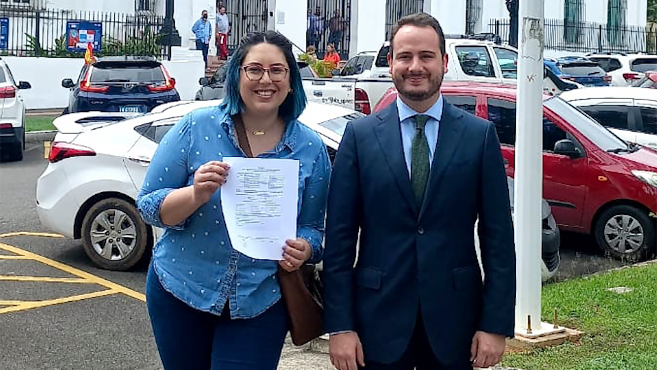 El Cónsul de Panamá recibiendo la primera solicitud