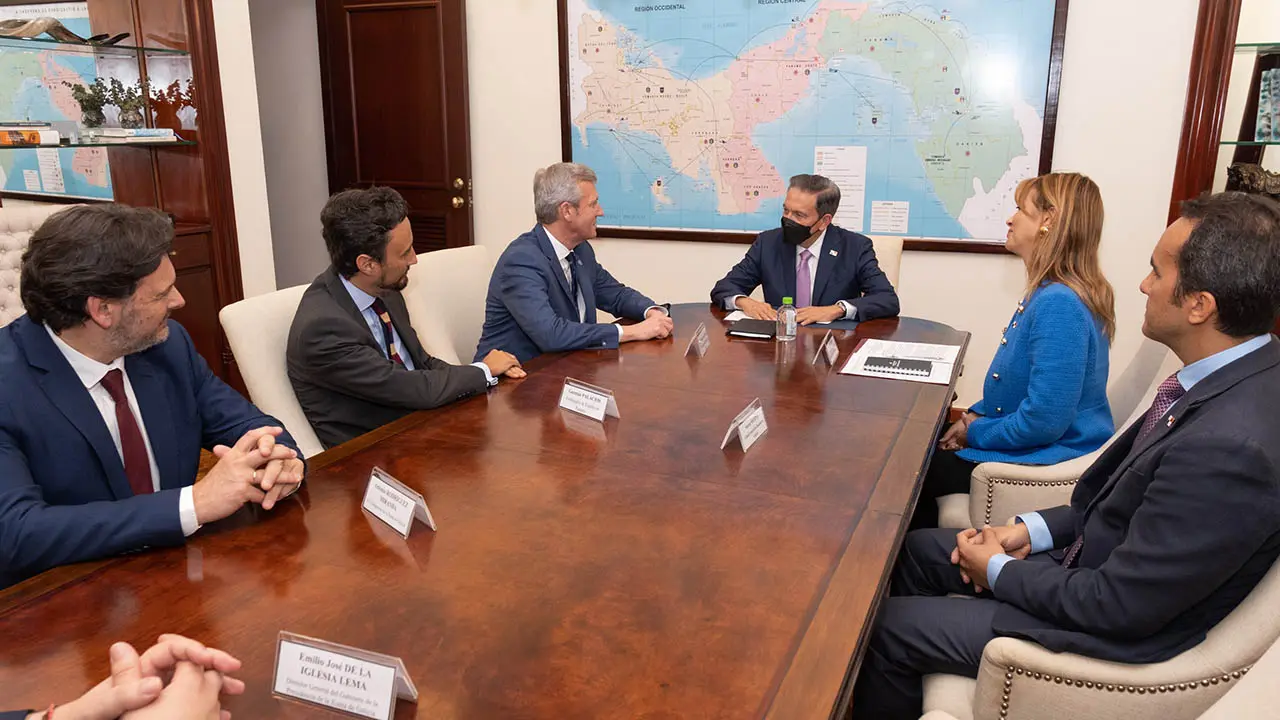 O titular da Xunta, Alfonso Rueda, participa na primeira palada para a construción do monumento aos galegos que participaron na construción da Canle de Panamá. Calzada de Amador.