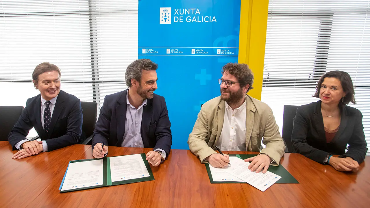 O vicepresidente segundo e conselleiro de Presidencia, Xustiza e Deportes, Diego Calvo, acompañado polo director xeral de Relacións Exteriores e coa UE, Jesús Gamallo, asina un convenio coa Coordinadora Galega de ONGD.
