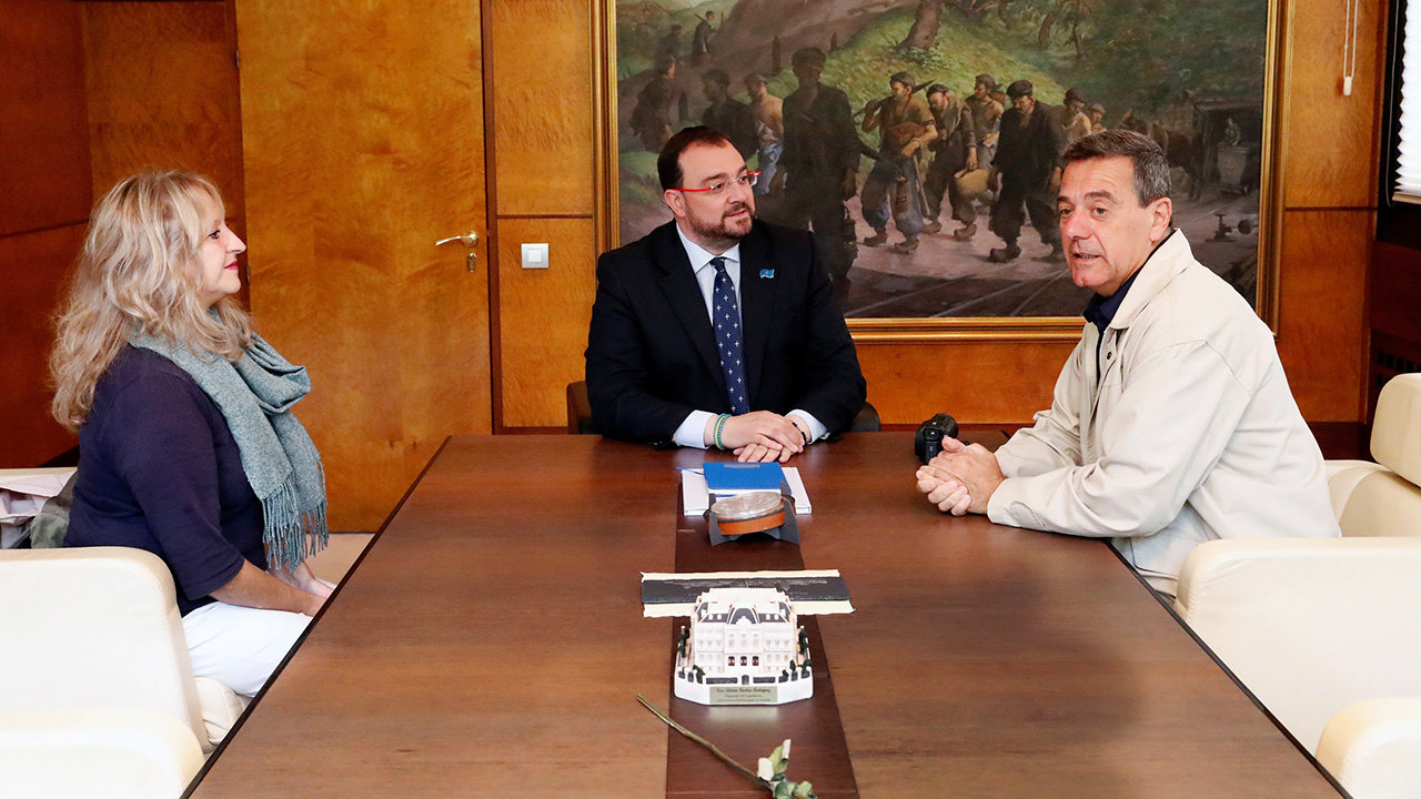 Presidente Barbón con el presidente del Centro Asturiano de Cordoba 3