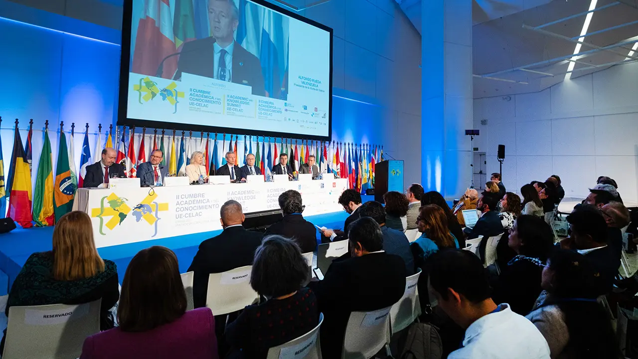 O presidente da Xunta, Alfonso Rueda, acompañado do conselleiro de Cultura, Educación, FP e Universidades, Román Rodríguez, participa na inauguración do II Cumio Académico e do Coñecemento da EU-CELAC. Museo CdC, 4/5/2023.