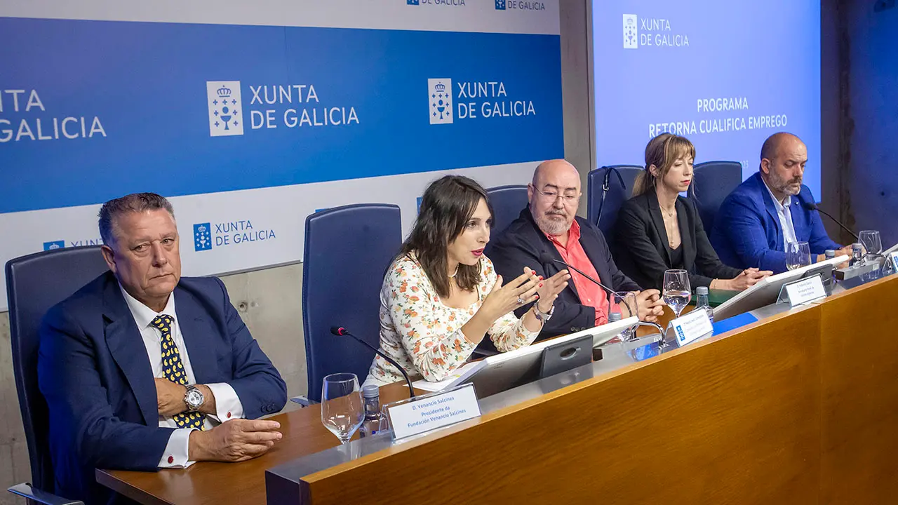      A conselleira de Promoción do Emprego e Igualdade, María Jesús Lorenzana, participa na sinatura do protocolo de adhesión de Unións Agrarias ao programa Retorna Cualifica Emprego.