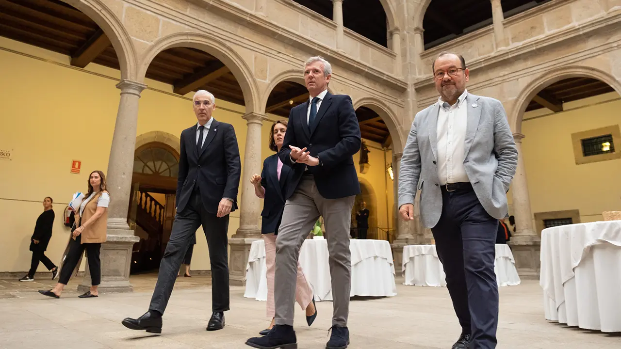 O presidente da Xunta, Alfonso Rueda, acompañado do vicepresidente primeiro e conselleiro de Economía, Industria e Innovación, Francisco Conde, asiste á inauguración do III Encontro Oportunius.  