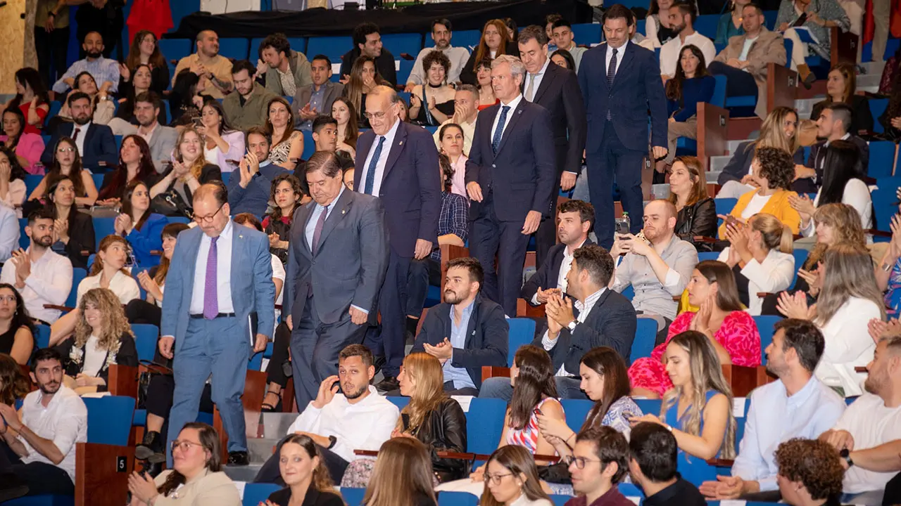 O titular do Goberno galego, Alfonso Rueda, acompañado do conselleiro de Cultura, Educación, FP e Universidades,  Román Rodríguez, participa nun encontro cos beneficiarios dos programa Bolsas de Excelencia Mocidade Exterior (BEME) 2023. Edificio Fontán (Cidade da Cultura, Santiago de Compostela), 13/06/2023.