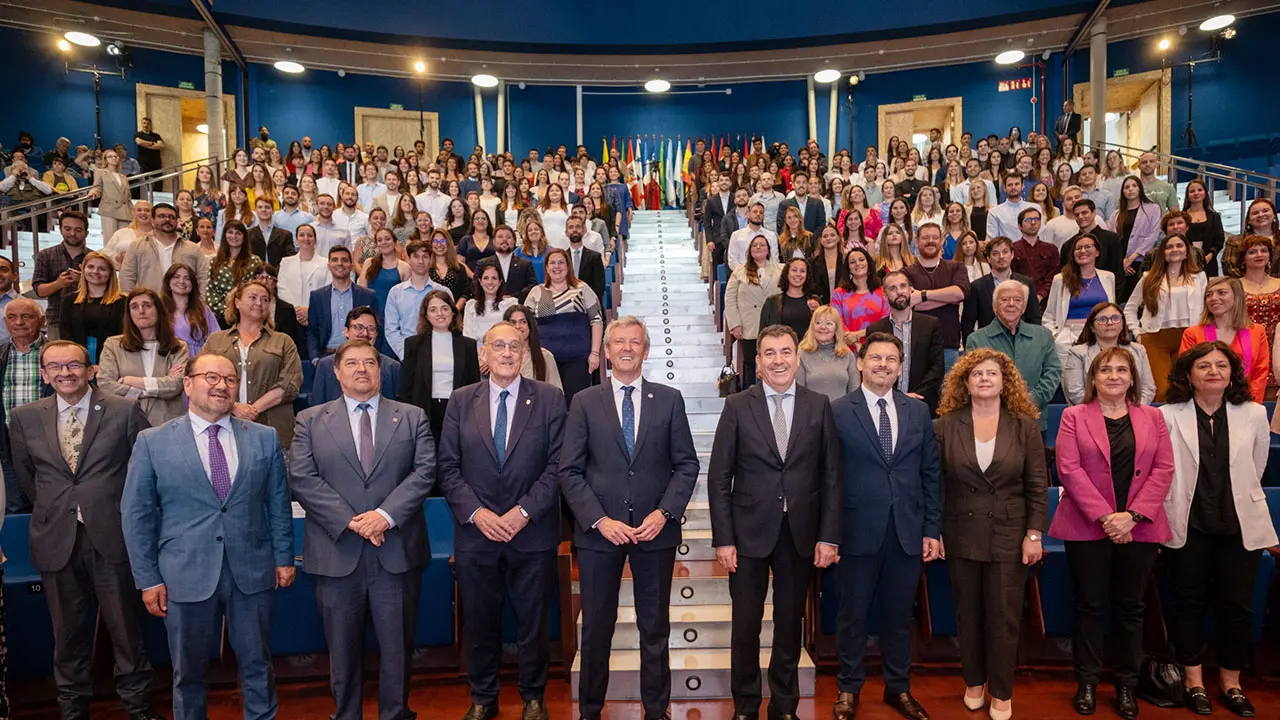 O titular do Goberno galego, Alfonso Rueda, acompañado do conselleiro de Cultura, Educación, FP e Universidades,  Román Rodríguez, participa nun encontro cos beneficiarios dos programa Bolsas de Excelencia Mocidade Exterior (BEME) 2023. Edificio Fontán (Cidade da Cultura, Santiago de Compostela), 13/06/2023.