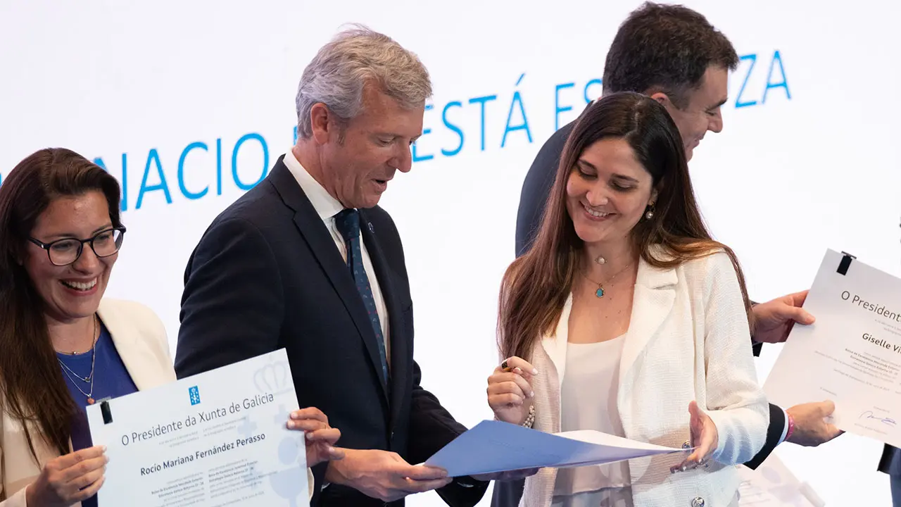 O titular do Goberno galego, Alfonso Rueda, acompañado do conselleiro de Cultura, Educación, FP e Universidades,  Román Rodríguez, participa nun encontro cos beneficiarios dos programa Bolsas de Excelencia Mocidade Exterior (BEME) 2023. Edificio Fontán (Cidade da Cultura, Santiago de Compostela), 13/06/2023.