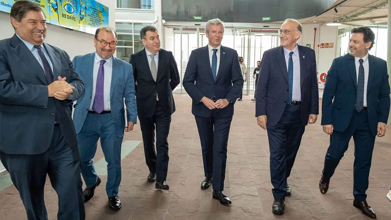 O titular do Goberno galego, Alfonso Rueda, acompañado do conselleiro de Cultura, Educación, FP e Universidades,  Román Rodríguez, participa nun encontro cos beneficiarios dos programa Bolsas de Excelencia Mocidade Exterior (BEME) 2023. Edificio Fontán (Cidade da Cultura, Santiago de Compostela), 13/06/2023.