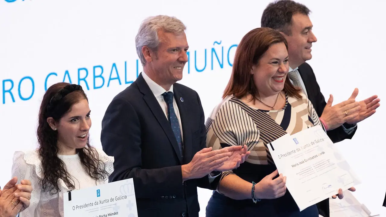 O titular do Goberno galego, Alfonso Rueda, acompañado do conselleiro de Cultura, Educación, FP e Universidades,  Román Rodríguez, participa nun encontro cos beneficiarios dos programa Bolsas de Excelencia Mocidade Exterior (BEME) 2023. Edificio Fontán (Cidade da Cultura, Santiago de Compostela), 13/06/2023.