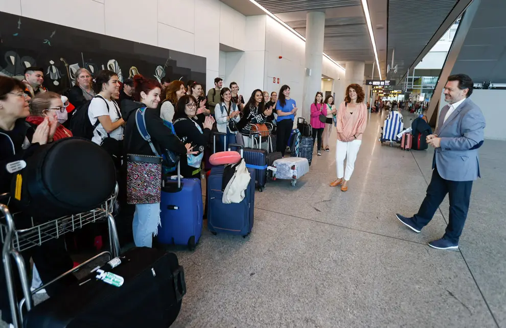 O secretario xeral da Emigración, Antonio Rodríguez Miranda, recibirá aos participantes procedentes de diferentes países do mundo do programa formativo Escolas Abertas. Área de chegadas do aeroporto de Santiago de Compostela-Rosalía de Castro (Lavacolla, s/n).
 

foto xoán crespo
