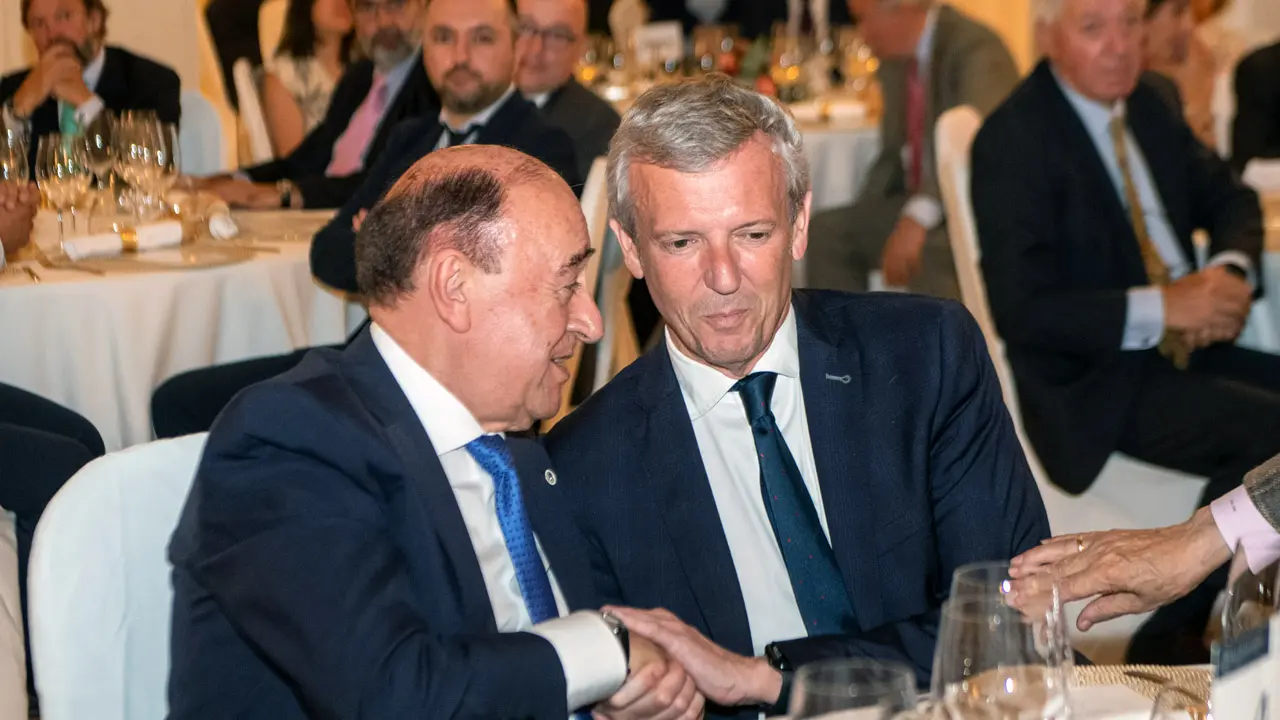 O presidente da Xunta, Alfonso Rueda, acompañado do conselleiro de Cultura, Educación, Formación Profesional e Universidades, Román Rodríguez, preside a entrega dos III Premios Empresariais A Toxa, organizada pola Asociación de Empresarios Gallegos en Madrid (Aegama).