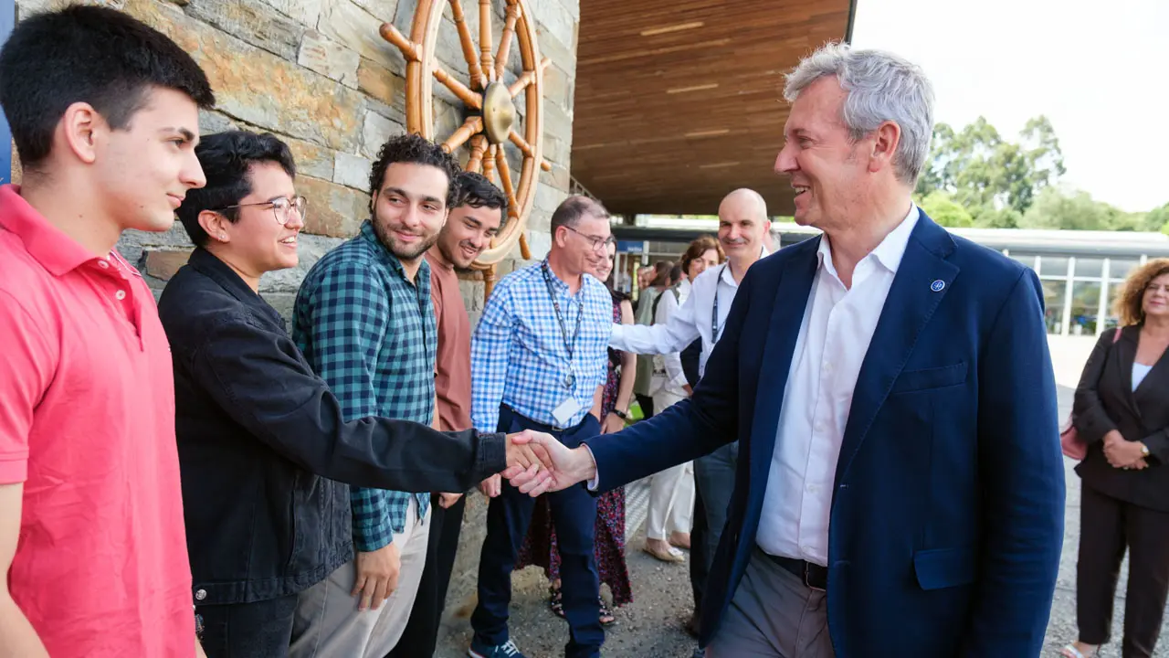 O presidente da Xunta, Alfonso Rueda, acompañado polo conselleiro de Cultura, Educación e Formación Profesional, Román Rodríguez, e do secretario xeral da Emigración, Antonio Rodríguez Miranda, participa no acto de recepción aos beneficiarios do programa Retorna Talento FP no curso académico 2022/2023.