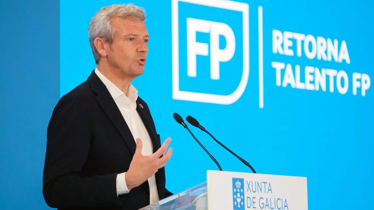 O presidente da Xunta, Alfonso Rueda, acompañado polo conselleiro de Cultura, Educación e Formación Profesional, Román Rodríguez, e do secretario xeral da Emigración, Antonio Rodríguez Miranda, participa no acto de recepción aos beneficiarios do programa Retorna Talento FP no curso académico 2022/2023.