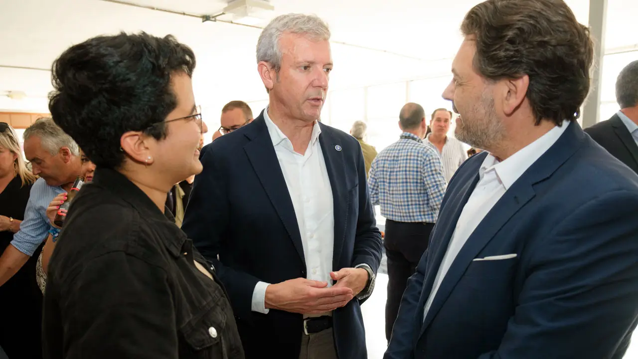 O presidente da Xunta, Alfonso Rueda, acompañado polo conselleiro de Cultura, Educación e Formación Profesional, Román Rodríguez, e do secretario xeral da Emigración, Antonio Rodríguez Miranda, participa no acto de recepción aos beneficiarios do programa Retorna Talento FP no curso académico 2022/2023.