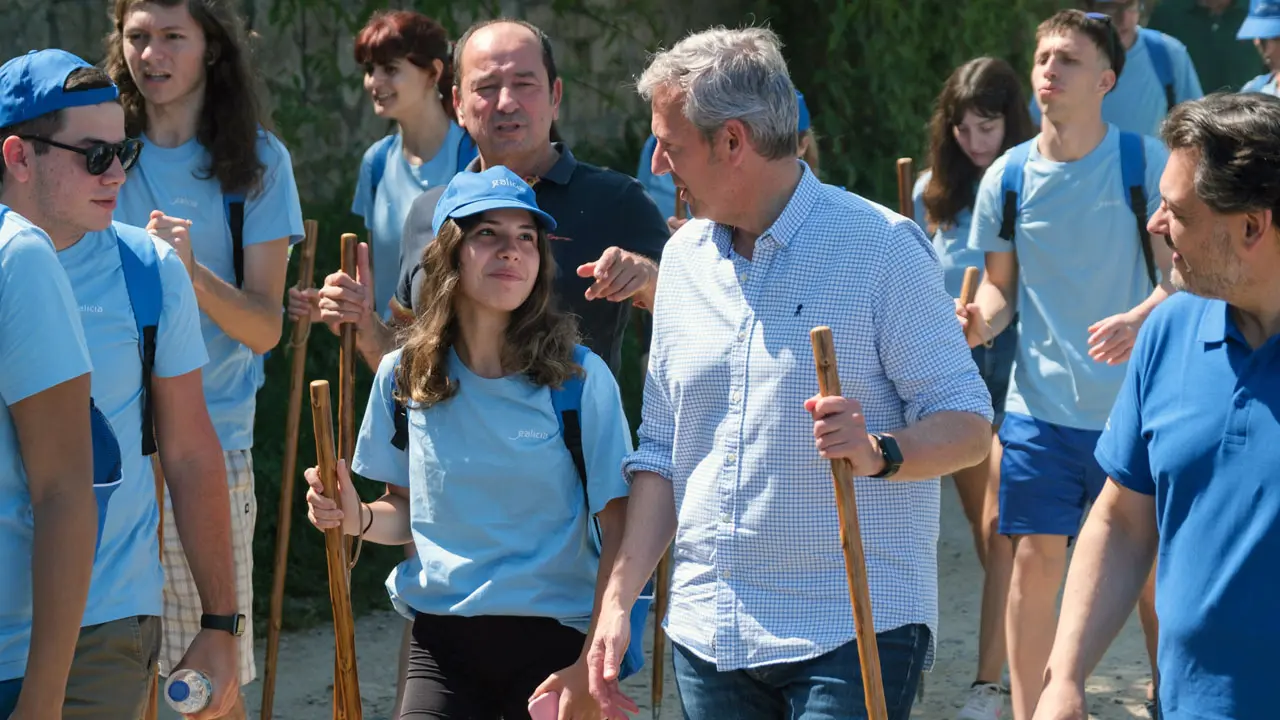 O presidente da Xunta, Alfonso Rueda, realiza unha etapa do programa Conecta co Camiño entre Rabexa Avispeira e Camiño da Traída, en Chapela. 22/07/23.