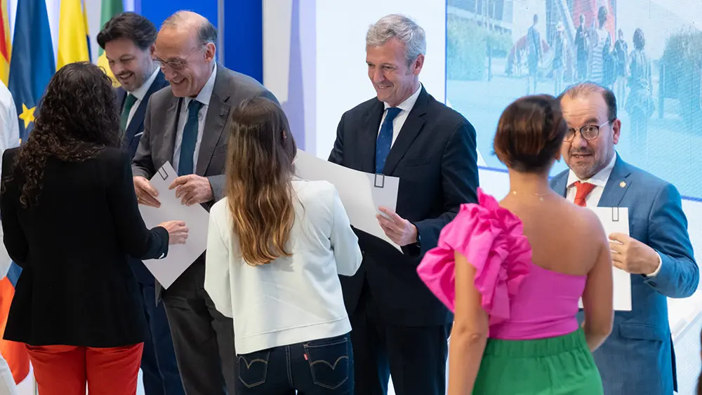 O presidente da Xunta, Alfonso Rueda, acompañado polo secretario xeral da Emigración, Antonio Rodríguez Miranda, participa no encontro cos beneficiarios das Bolsas de Excelencia Mocidade Exterior (Beme). Edificio Fontán, Santiago de Compostela, 17/06/22.