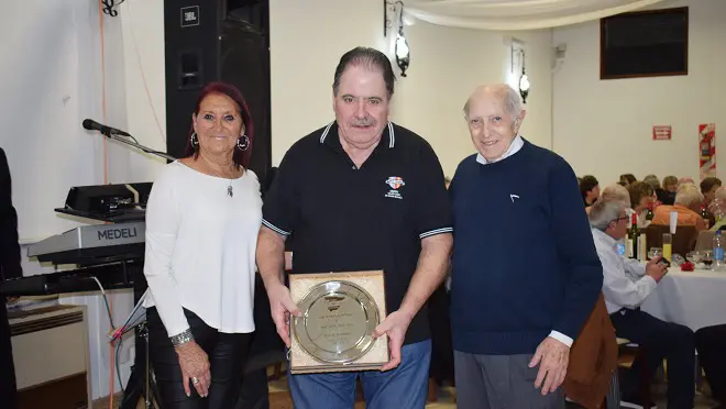 Centro Valenciano de Bahía Blanca.Rodolfo Asensio Gil y Mirta Verdugo, presidente y vicepresidente de Casa de España, entregaron un presente al presidente del Centro Valenciano, Bautista Alberto Pérez.