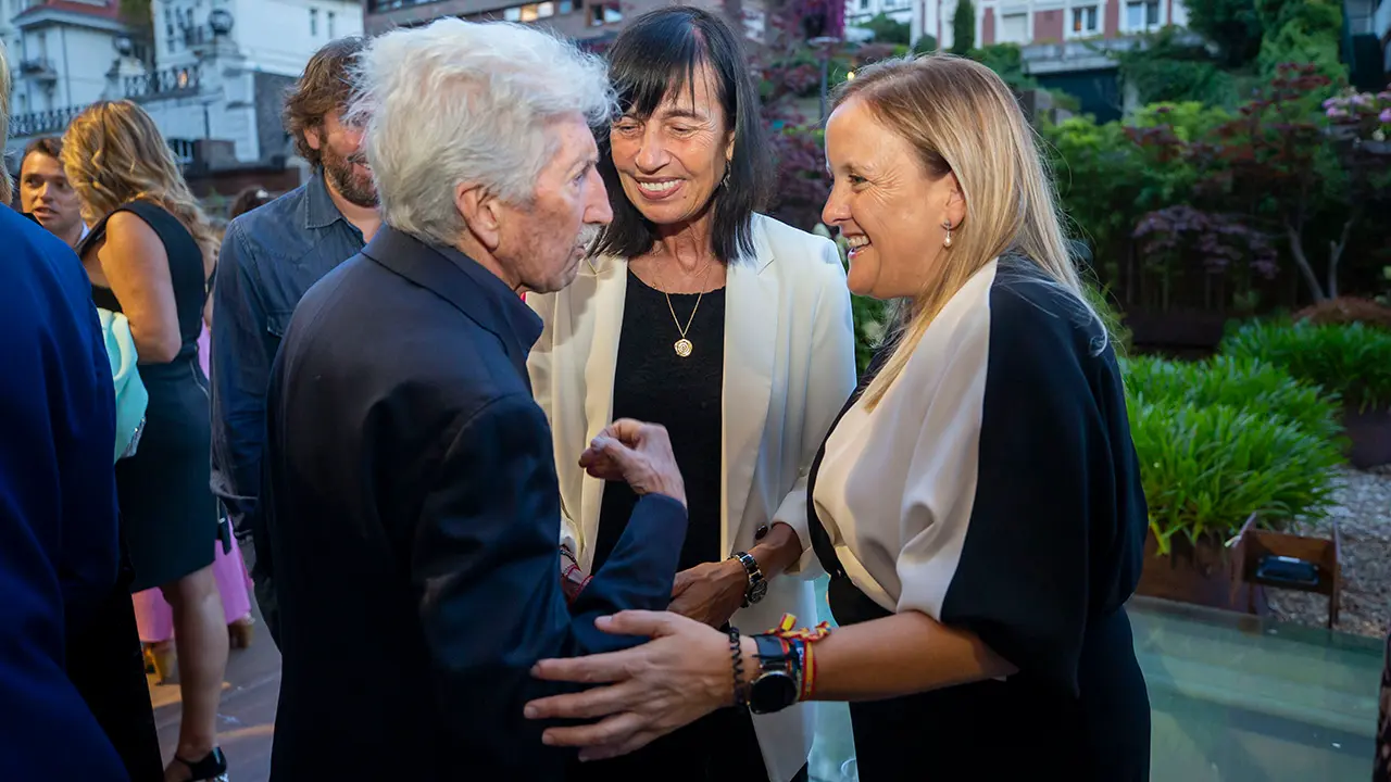 20:30 horas. Hotel Santemar
Los consejeros de Presidencia, Justicia, Seguridad y Simplificación Administrativa, Isabel Urrutia, y de Economía, Hacienda y Fondos Europeos, Luis Ángel Agüeros, asisten a los premios Emboque de Oro. 17 AGOSTO 2023 © Miguel De la Parra