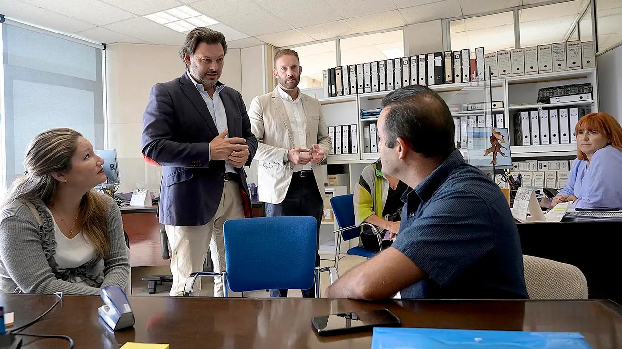 A Coruña.- 
O secretario xeral da Emigración, Antonio Rodríguez Miranda, e o delegado da Xunta na Coruña, Gonzalo Trenor, visitan a Oficina Integral de Asesoramento e Seguimento ao Retorno na Coruña para comprobar a ampliación da mesma e os novos servizos. 
29/08/2023
Foto: Moncho Fuentes / AGN A Coruña 





