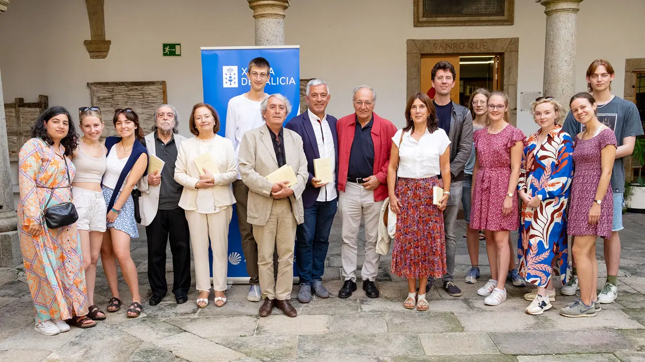 12,00 h.-            O secretario xeral de Política Lingüística, Valentín García, recibirá aos estudantes de galego da Universidade de Kiel (Alemaña) e participará na presentación da edición bilingüe galego-alemá Voces da Terra. Seis poetas galegas, dirixido por Javier Gómez-Montero, responsable do Centro de Estudos de Kiel.  
foto xoán crespo
