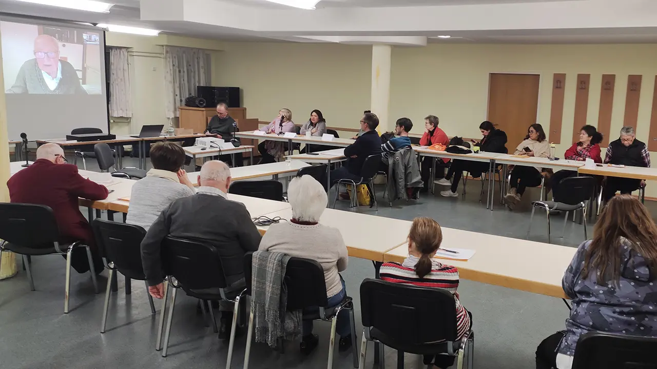 Adentro-participantes del 1er Seminario escuchan desde Vallendar a Ramón Bayés