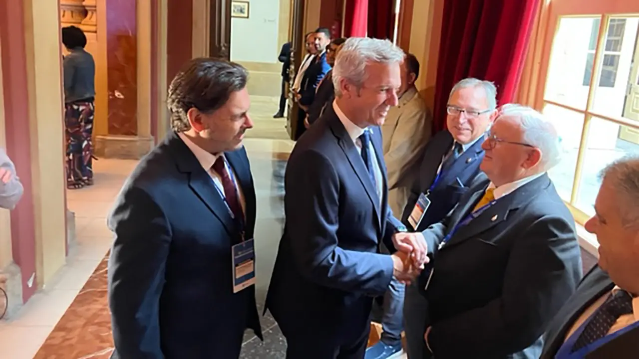 Rueda, acompañado de Miranda, saluda a participantes 1