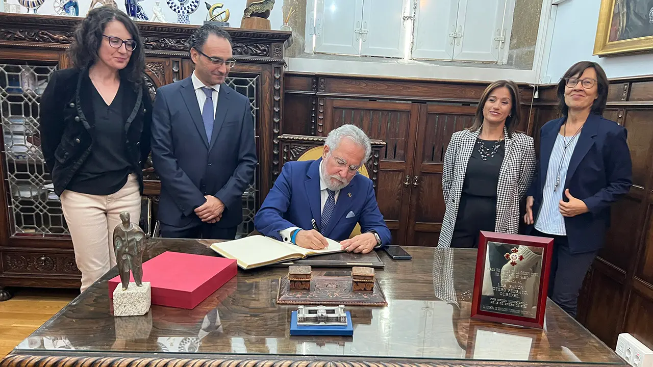 Santalices firmando en el Libro de Honor 1