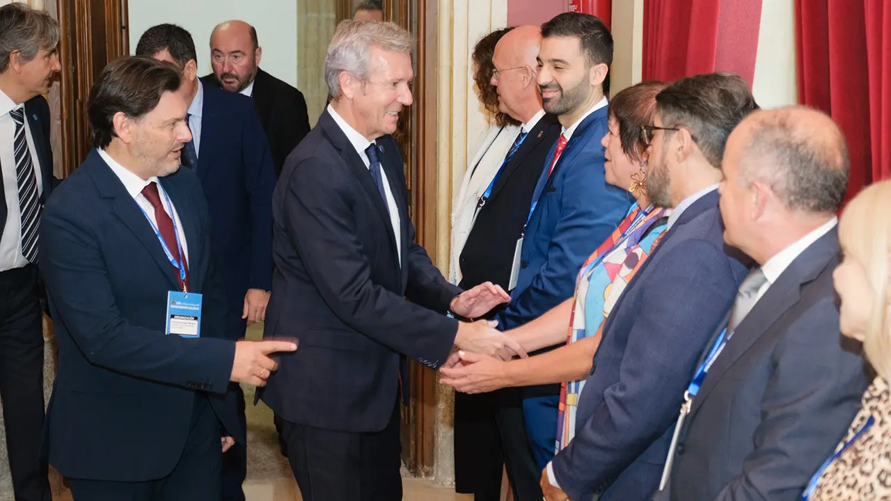 O presidente da Xunta, Alfonso Rueda, acompañado do conselleiro de Cultura, Educación, FP e Universidades, Román Rodríguez, e as conselleiras de Política Social e Xuventude e de Promoción do Emprego e Igualdade, Fabiola García e Elena Rivo, respectivamente, participa na inauguración do XIII pleno do Consello de Comunidades Galegas. Paraninfo do IES Otero Predrayo (Ourense), 22/09/23.