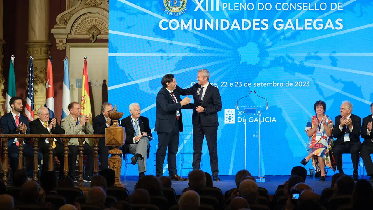 O presidente da Xunta, Alfonso Rueda, acompañado do conselleiro de Cultura, Educación, FP e Universidades, Román Rodríguez, e as conselleiras de Política Social e Xuventude e de Promoción do Emprego e Igualdade, Fabiola García e Elena Rivo, respectivamente, participa na inauguración do XIII pleno do Consello de Comunidades Galegas. Paraninfo do IES Otero Predrayo (Ourense), 22/09/23.