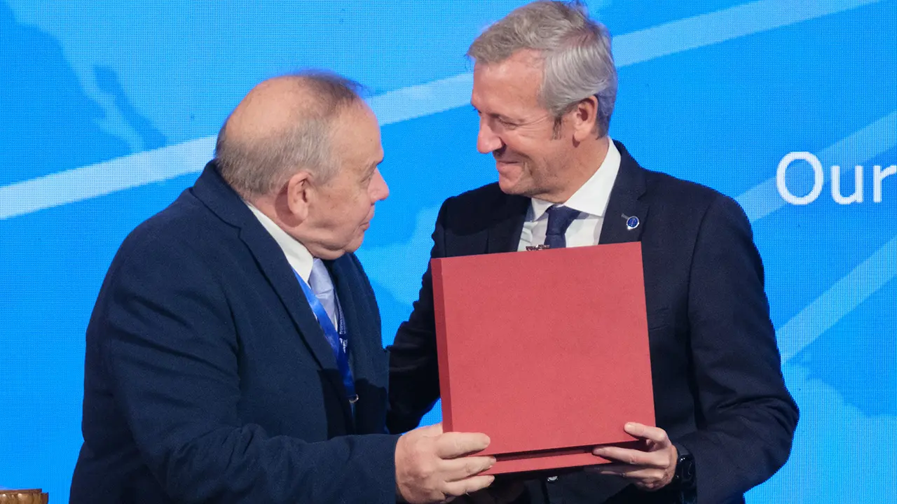 O presidente da Xunta, Alfonso Rueda, acompañado do conselleiro de Cultura, Educación, FP e Universidades, Román Rodríguez, e as conselleiras de Política Social e Xuventude e de Promoción do Emprego e Igualdade, Fabiola García e Elena Rivo, respectivamente, participa na inauguración do XIII pleno do Consello de Comunidades Galegas. Paraninfo do IES Otero Predrayo (Ourense), 22/09/23.