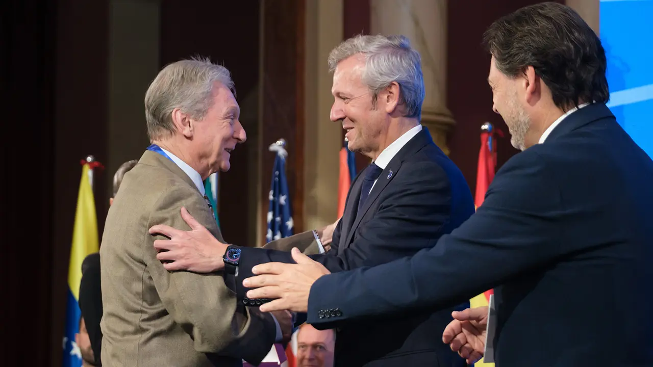 O presidente da Xunta, Alfonso Rueda, acompañado do conselleiro de Cultura, Educación, FP e Universidades, Román Rodríguez, e as conselleiras de Política Social e Xuventude e de Promoción do Emprego e Igualdade, Fabiola García e Elena Rivo, respectivamente, participa na inauguración do XIII pleno do Consello de Comunidades Galegas. Paraninfo do IES Otero Predrayo (Ourense), 22/09/23.