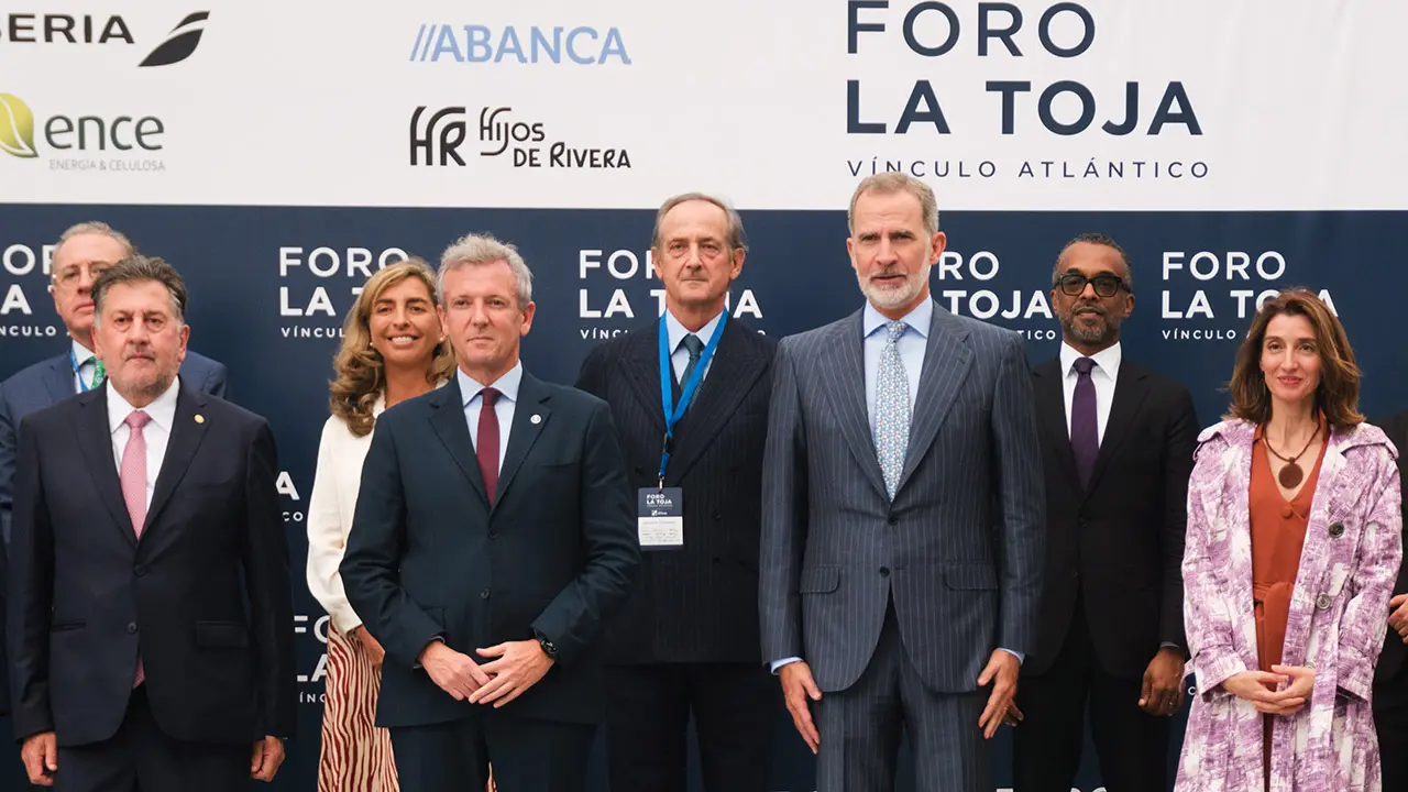 O titular do Goberno galego, Alfonso Rueda, participa na sesión inaugural do Foro La Toja Josep Piqué Vínculo Atlántico. No Centro de Convenciónss da Illa da Toxa