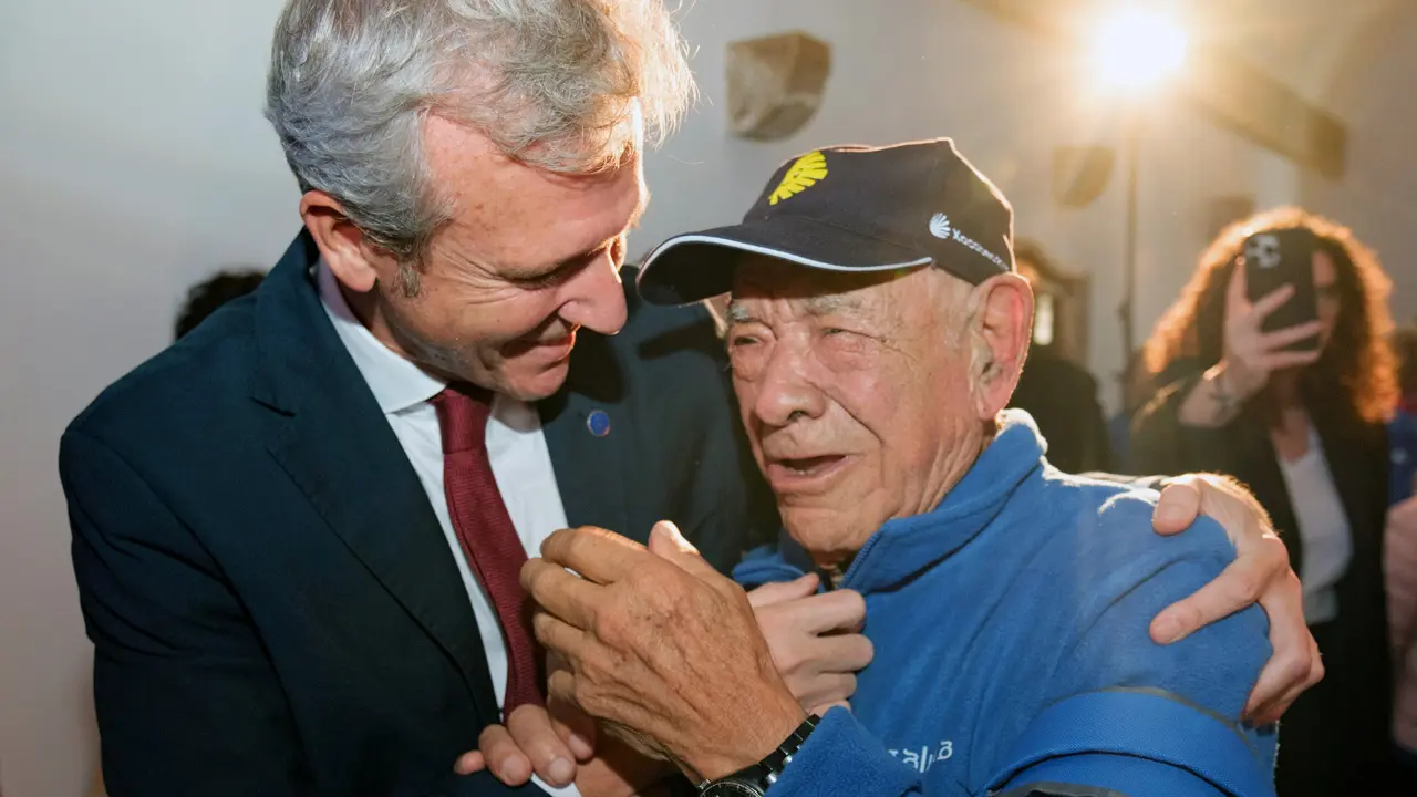 O presidente da Xunta, Alfonso Rueda, sauda ás persoas participantes no Programa Reencontros con Galicia. Escalinata exterior do Mosteiro de San Martiño Pinario, 18/10/23.