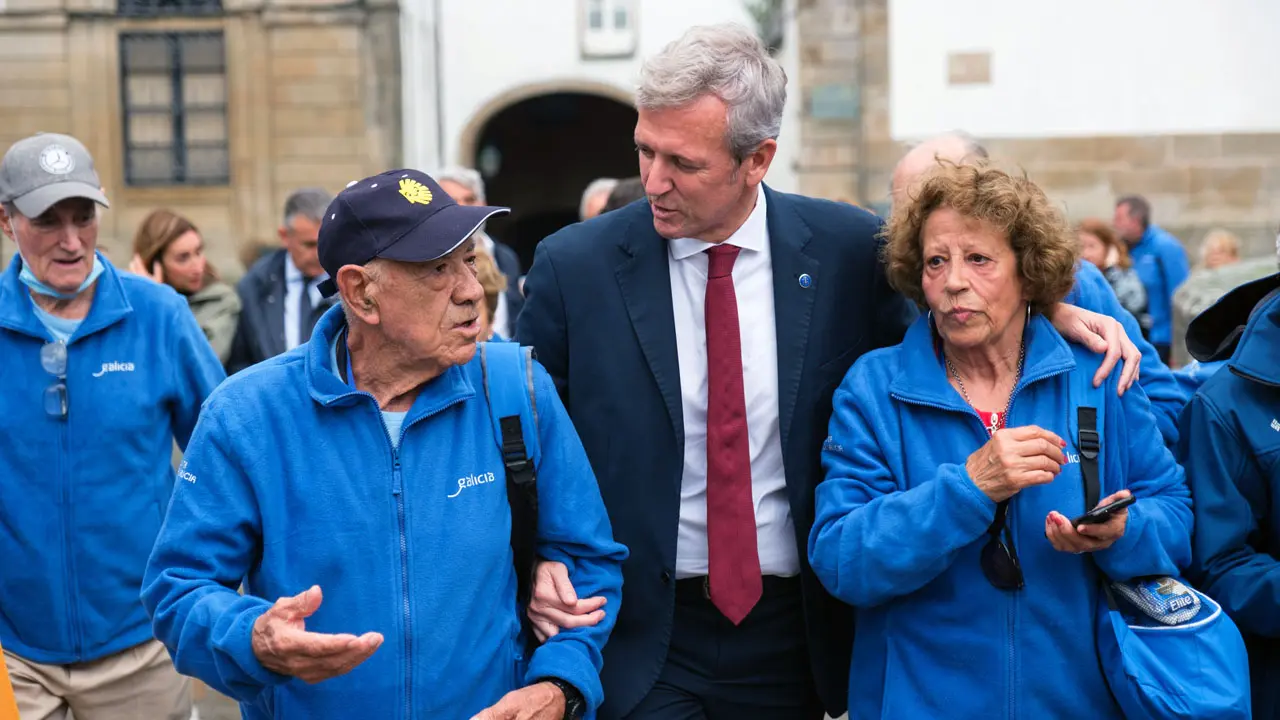 O presidente da Xunta, Alfonso Rueda, sauda ás persoas participantes no Programa Reencontros con Galicia. Escalinata exterior do Mosteiro de San Martiño Pinario, 18/10/23.
