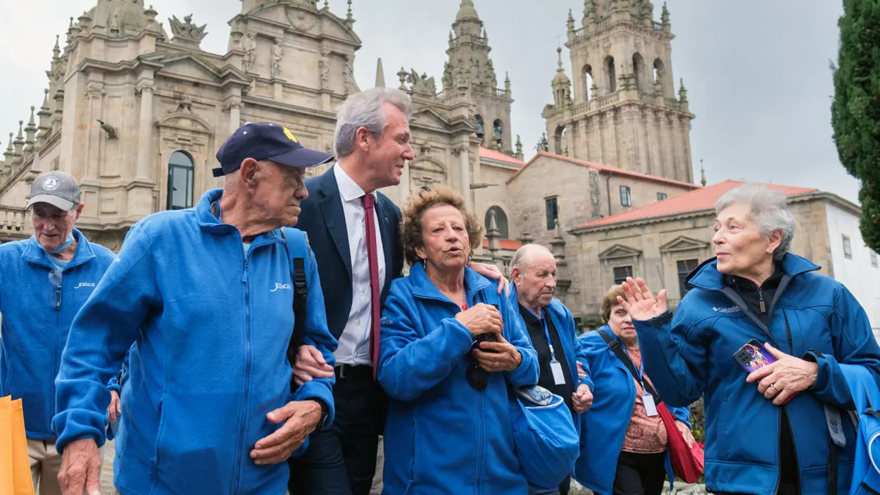 O presidente da Xunta, Alfonso Rueda, sauda ás persoas participantes no Programa Reencontros con Galicia. Escalinata exterior do Mosteiro de San Martiño Pinario, 18/10/23.