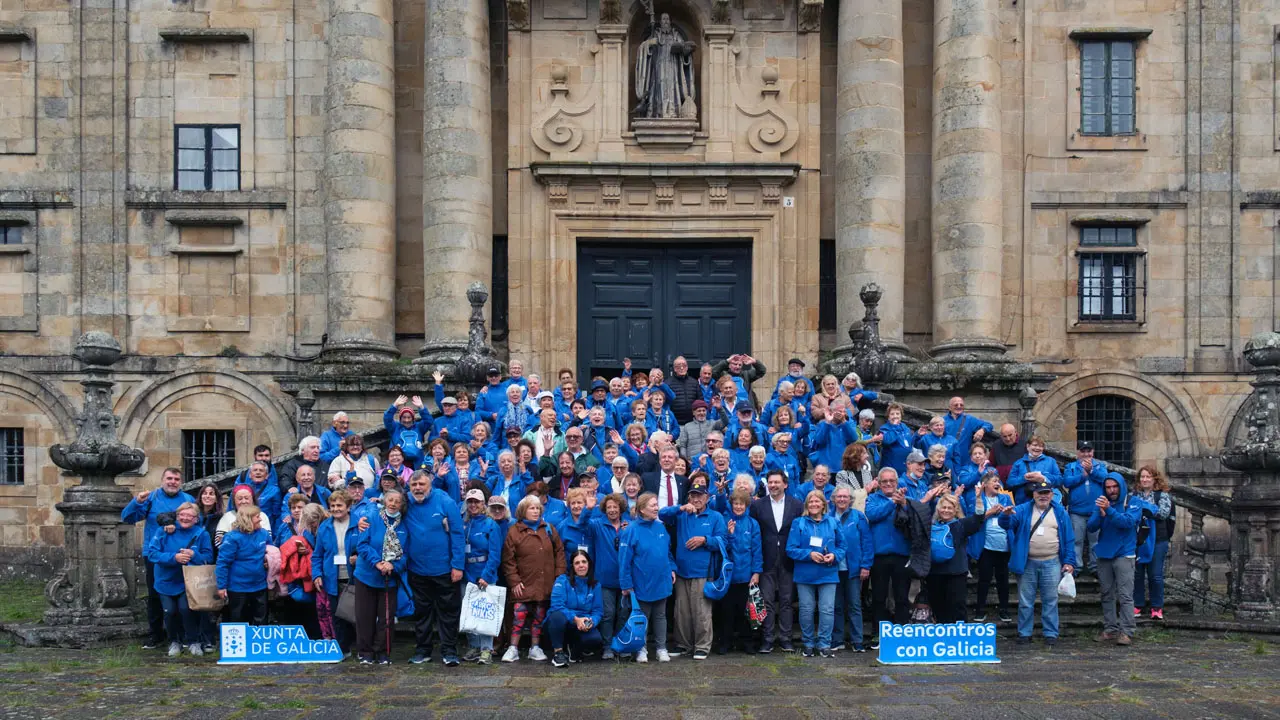 O presidente da Xunta, Alfonso Rueda, sauda ás persoas participantes no Programa Reencontros con Galicia. Escalinata exterior do Mosteiro de San Martiño Pinario, 18/10/23.