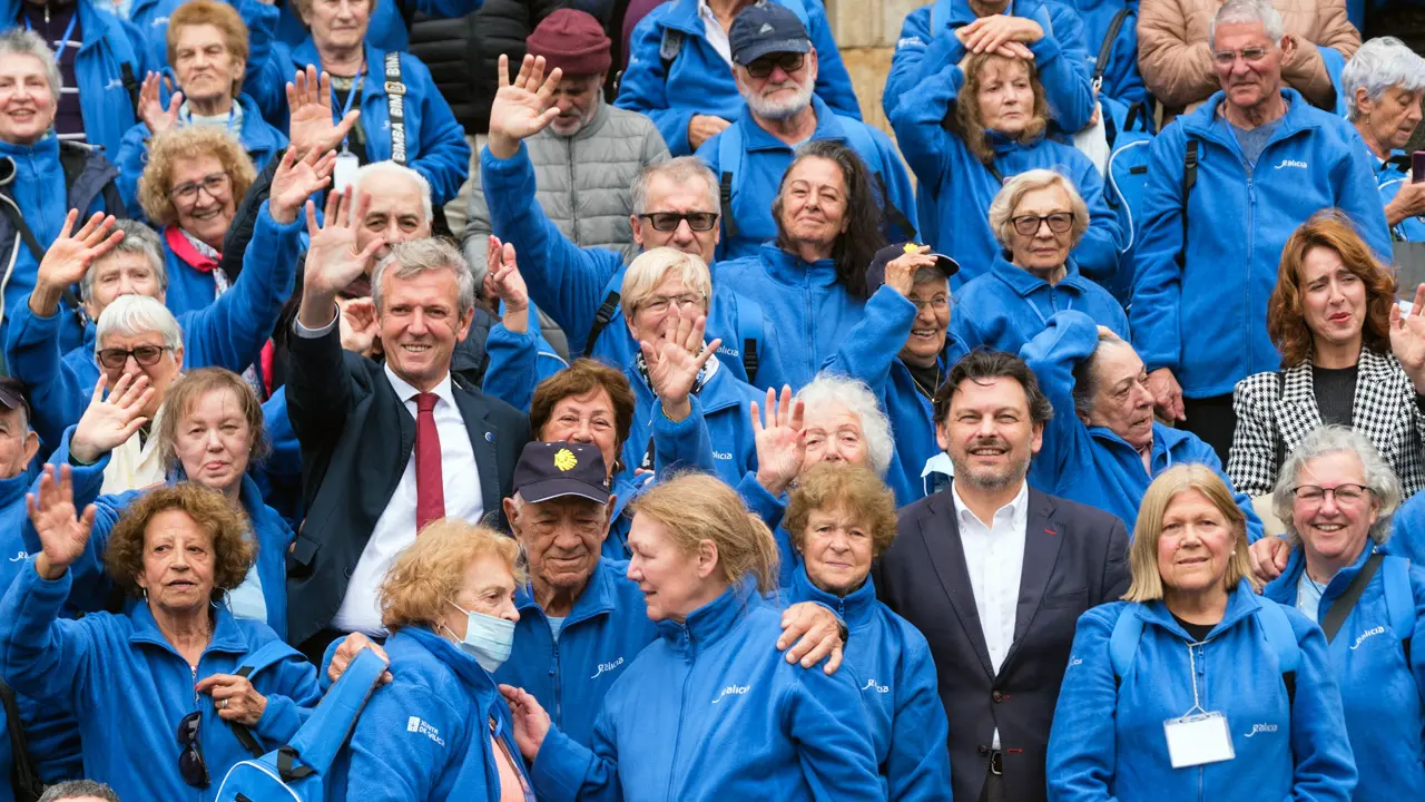 O presidente da Xunta, Alfonso Rueda, sauda ás persoas participantes no Programa Reencontros con Galicia. Escalinata exterior do Mosteiro de San Martiño Pinario, 18/10/23.