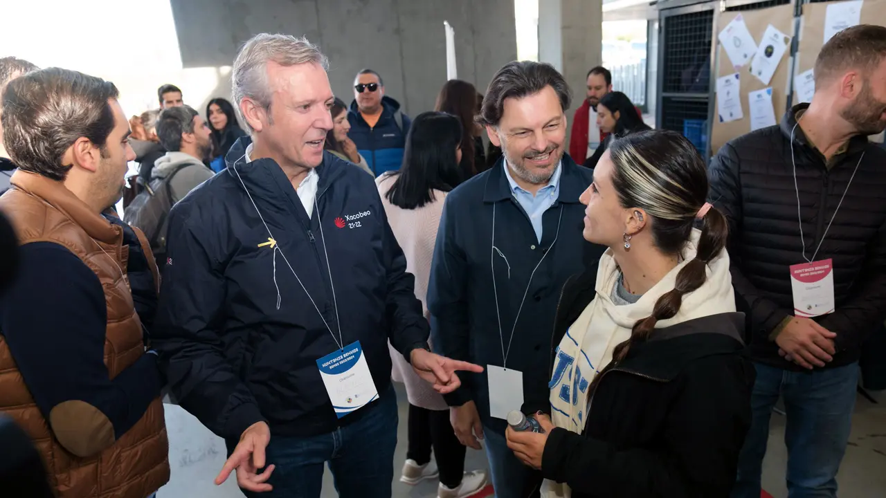 O presidente da Xunta, Alfonso Rueda, dálle a benvida aos beneficiarios e beneficiaros do programa Bolsas de Excelencia Mocidade Exterior (BEME). CEIP Plurilingüe do Camiño Inglés de Sigüeiro, 21/10/23.