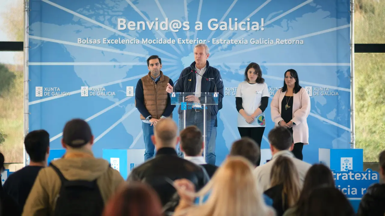 O presidente da Xunta, Alfonso Rueda, dálle a benvida aos beneficiarios e beneficiaros do programa Bolsas de Excelencia Mocidade Exterior (BEME). CEIP Plurilingüe do Camiño Inglés de Sigüeiro, 21/10/23.