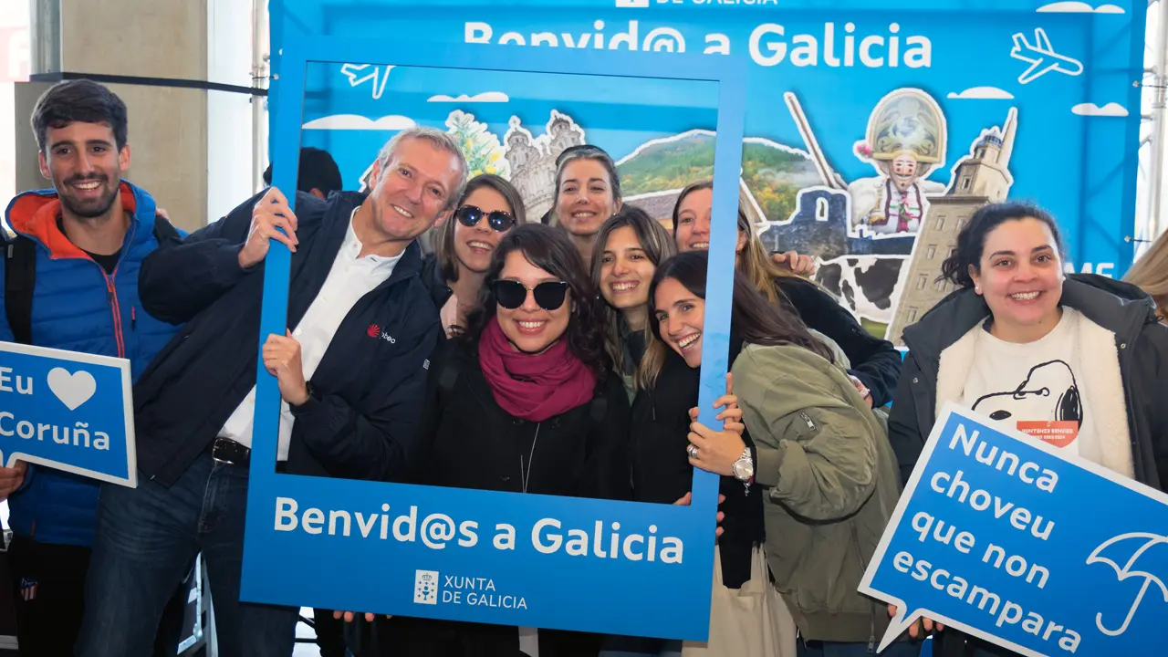 O presidente da Xunta, Alfonso Rueda, dálle a benvida aos beneficiarios e beneficiaros do programa Bolsas de Excelencia Mocidade Exterior (BEME). CEIP Plurilingüe do Camiño Inglés de Sigüeiro, 21/10/23.