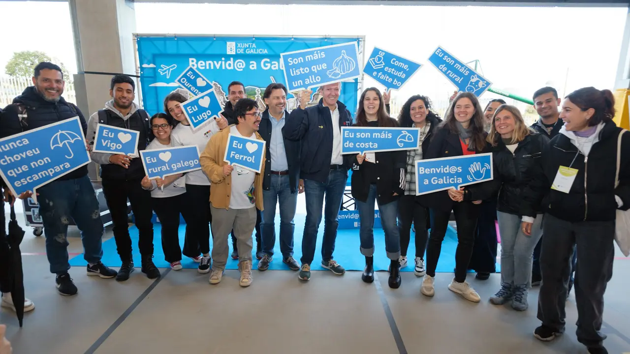 O presidente da Xunta, Alfonso Rueda, dálle a benvida aos beneficiarios e beneficiaros do programa Bolsas de Excelencia Mocidade Exterior (BEME). CEIP Plurilingüe do Camiño Inglés de Sigüeiro, 21/10/23.