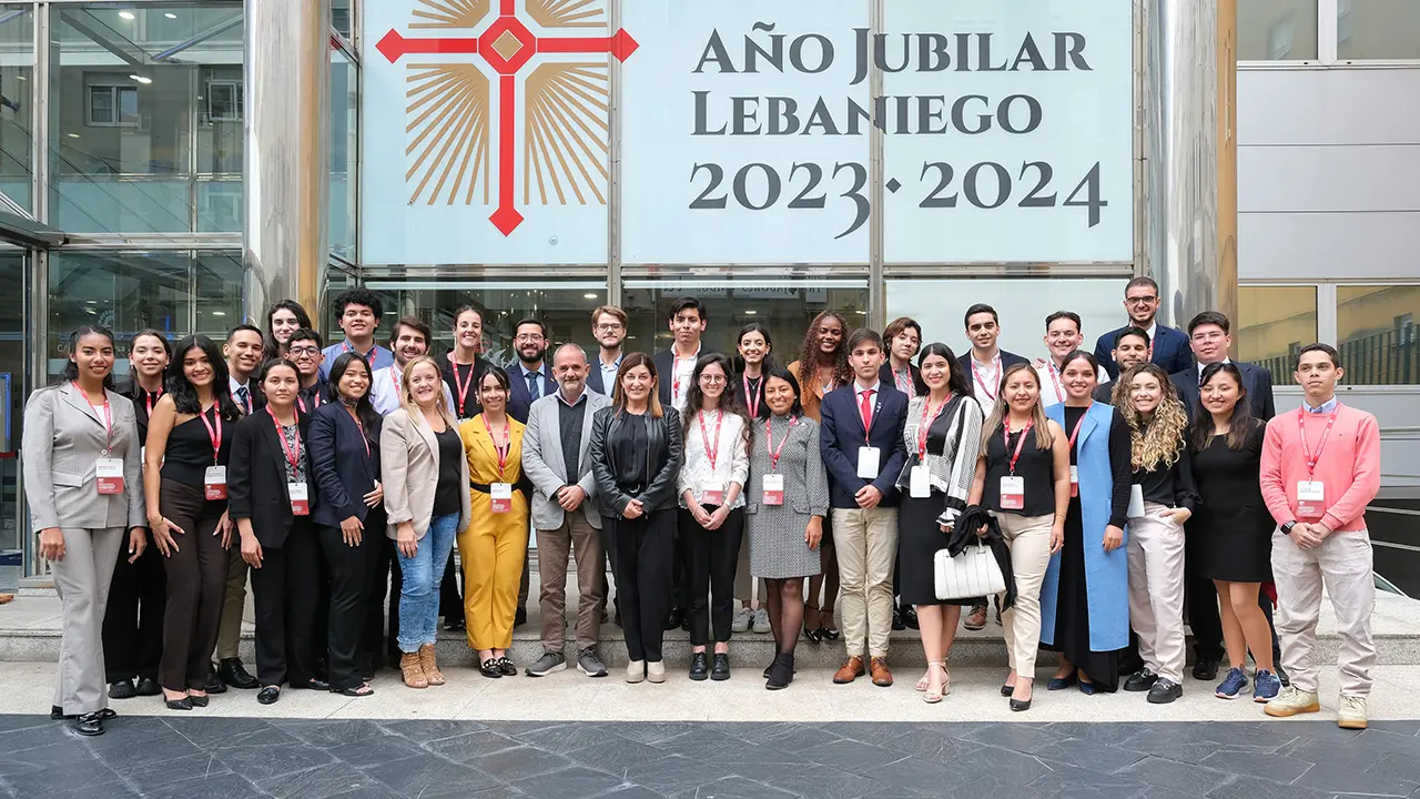 13:00 horas. Sala de Prensa del Gobierno. La presidenta de Cantabria, María José Sáenz de Buruaga, recibe a los alumnos del XIV Programa para el Fortalecimiento de la Función Pública en América Latina de la Fundación Botín.  25 de octubre de 2023 © Raúl Lucio