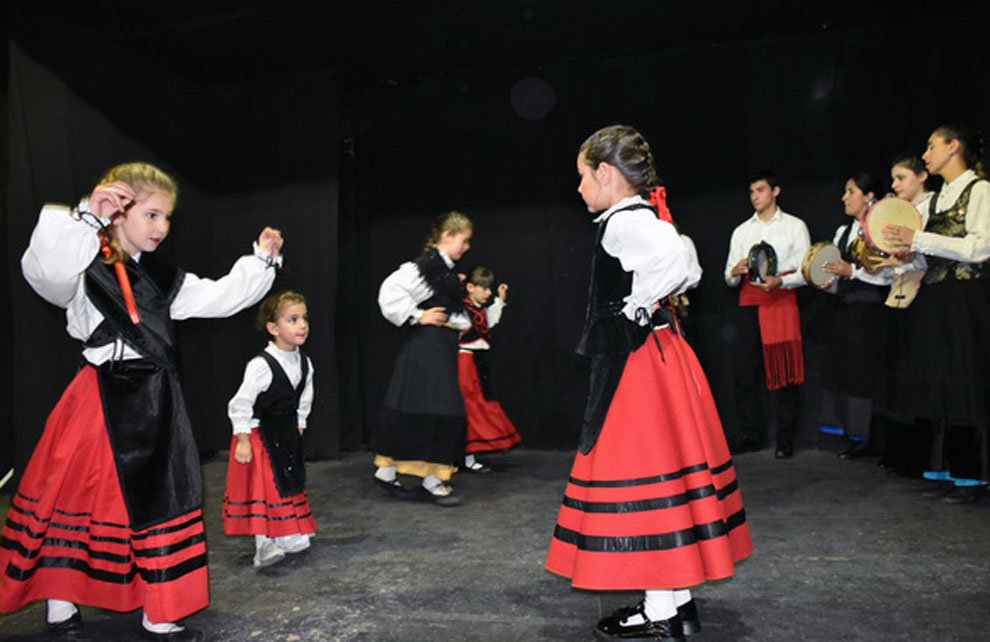 Uru.Valle Miñor-nenas danzan