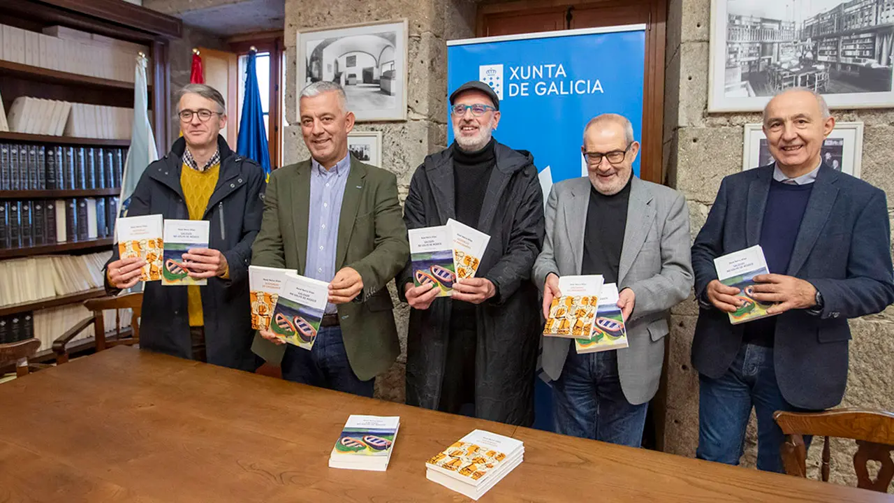 O secretario xeral de Política Lingüística, Valentín García, participa na rolda de prensa de presentación do libro Historia de emigrantes, de Neira Vilas, co gallo do 95 aniversario do seu nacemento.