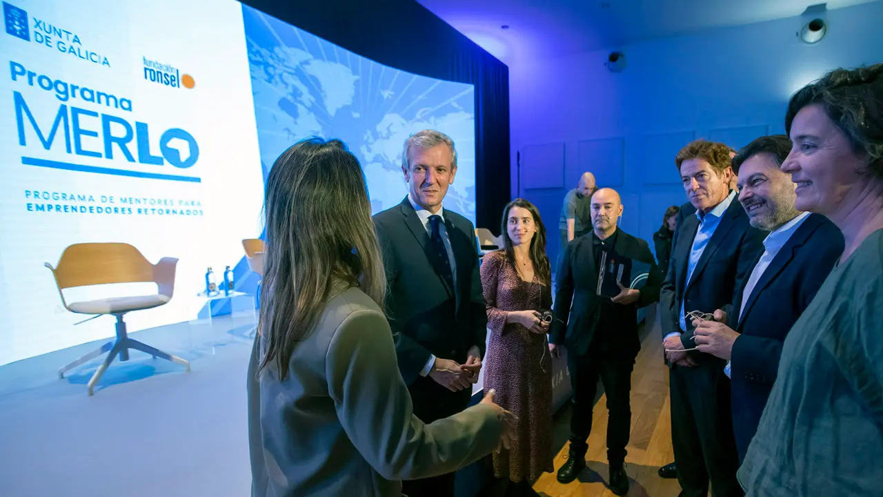 O titular do Executivo galego, Alfonso Rueda, acompañado do secretario xeral da Emigración, Antonio Rodríguez Miranda, clausura Encontro Retorno Emprendedor. Rede programa MERLO.