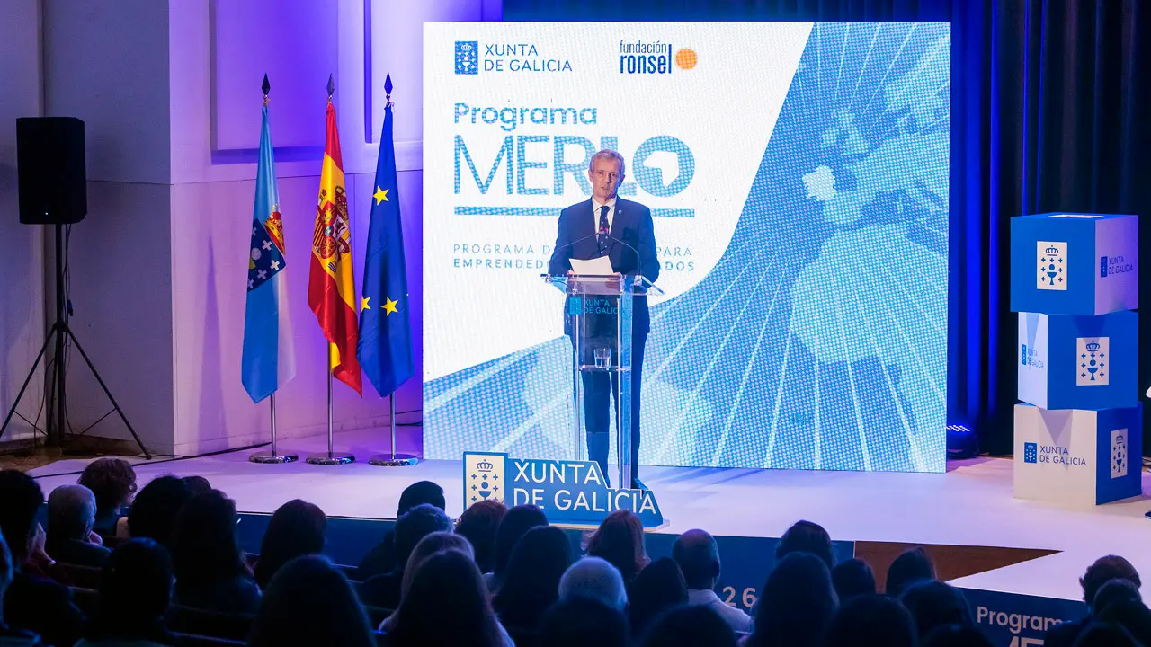O titular do Executivo galego, Alfonso Rueda, acompañado do secretario xeral da Emigración, Antonio Rodríguez Miranda, clausura Encontro Retorno Emprendedor. Rede programa MERLO.